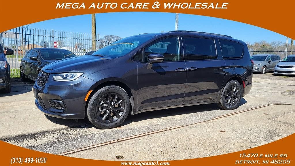 2021 Chrysler Pacifica Touring image 0