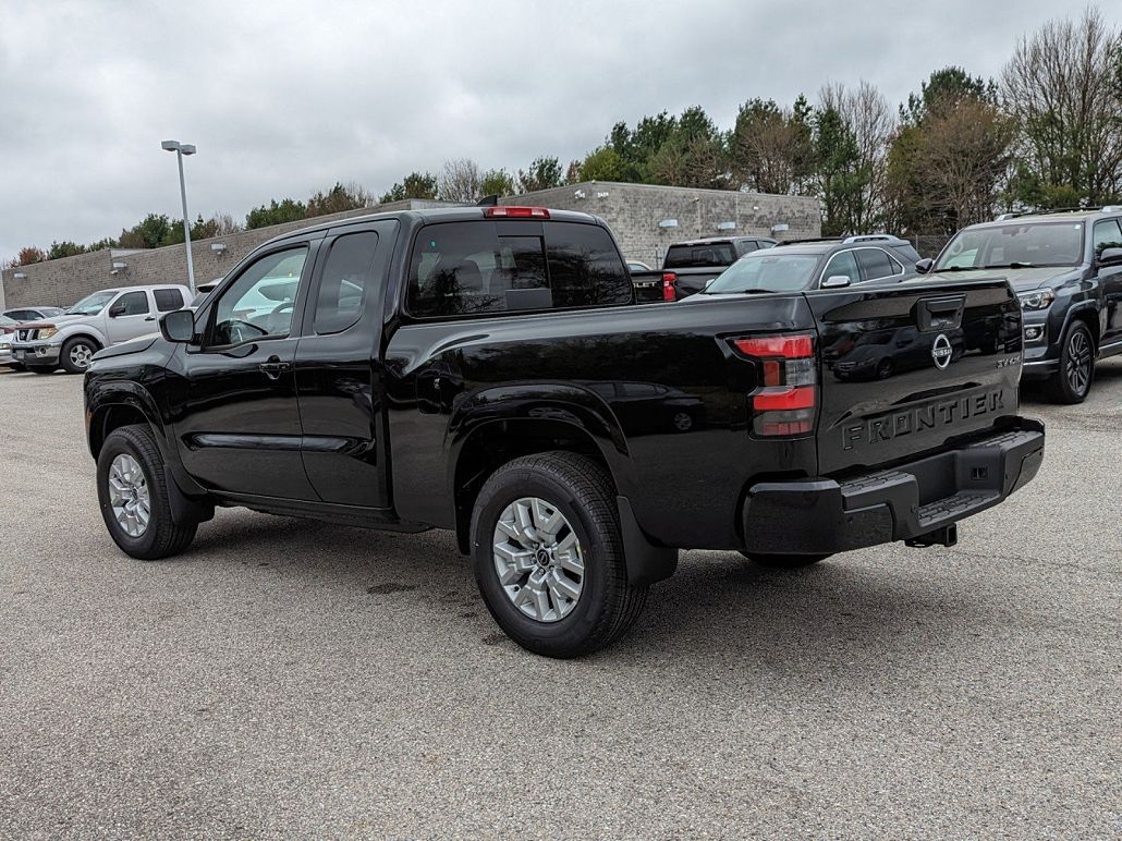 2024 Nissan Frontier SV image 3