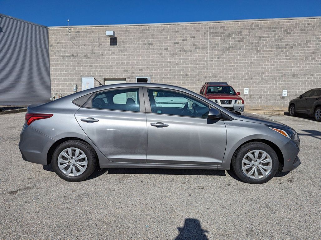 2021 Hyundai Accent SE image 2