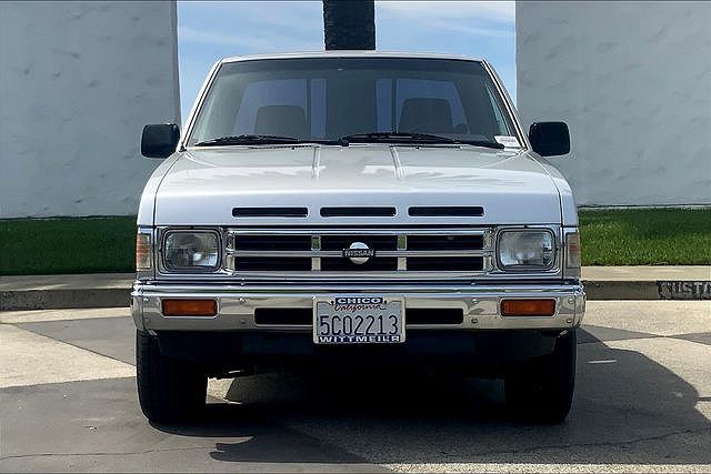 1990 Nissan Pickup SE image 2