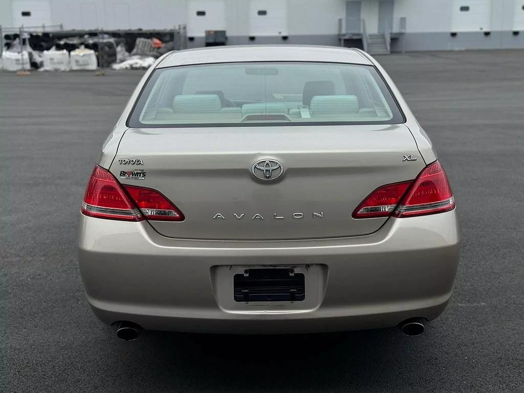 2005 Toyota Avalon XL image 4