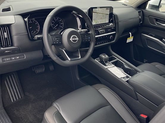 2025 Nissan Pathfinder SL photo 8