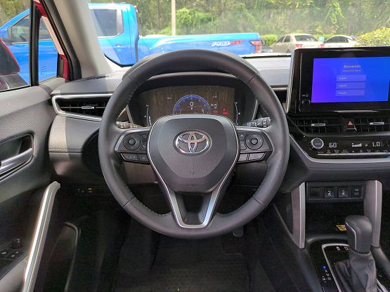 2023 Toyota Corolla Cross XLE photo 2