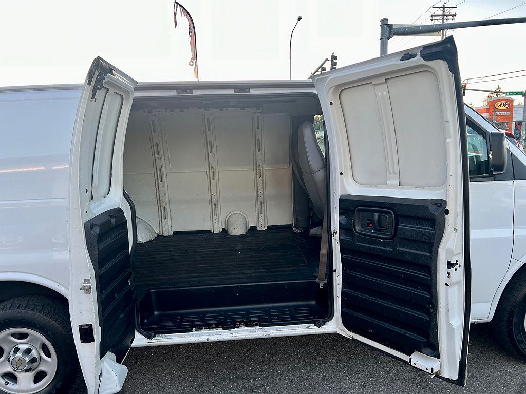 2005 Chevrolet Express 1500 image 9