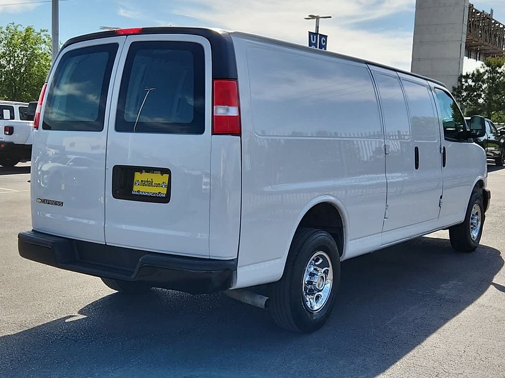 2022 Chevrolet Express 2500 image 3