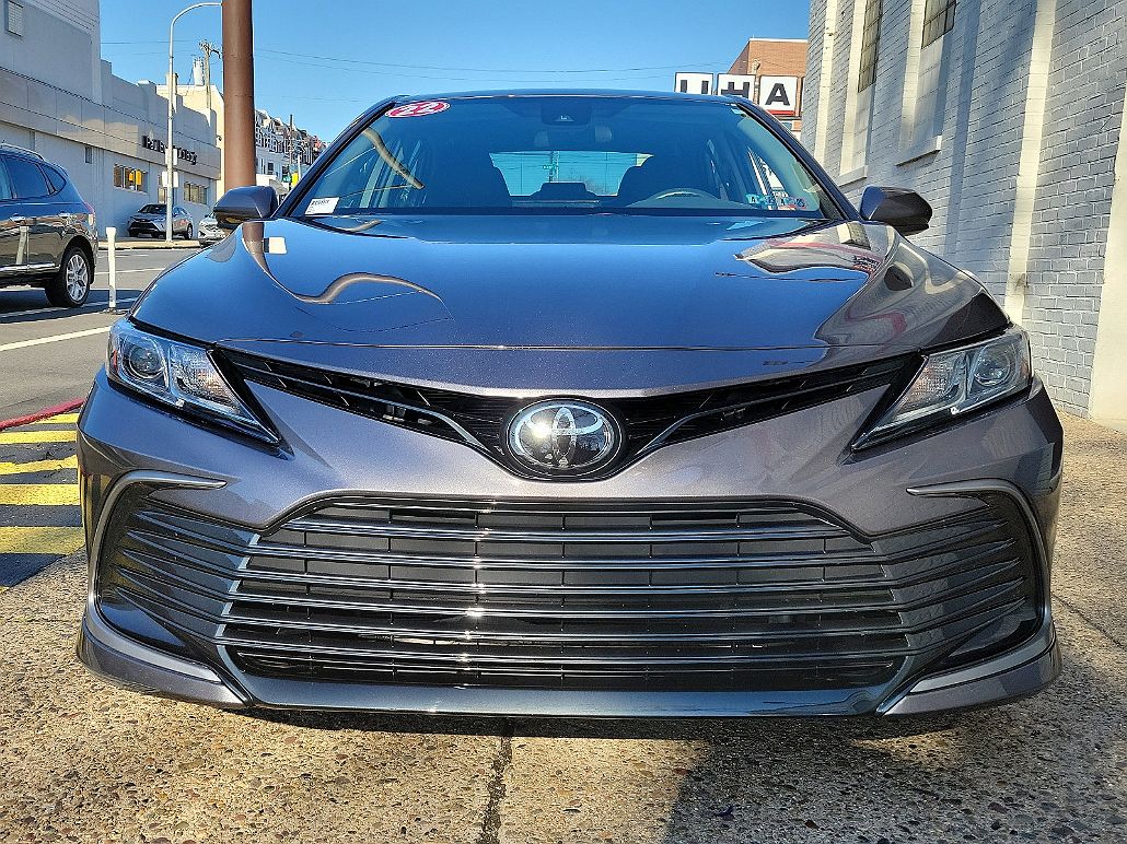 2022 Toyota Camry LE image 1