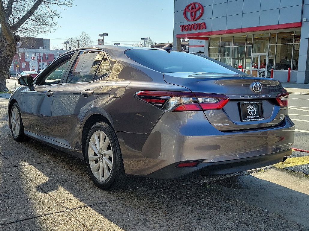 2022 Toyota Camry LE image 3