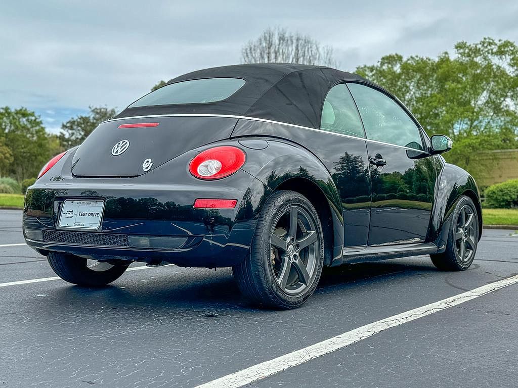2010 Volkswagen New Beetle null image 4