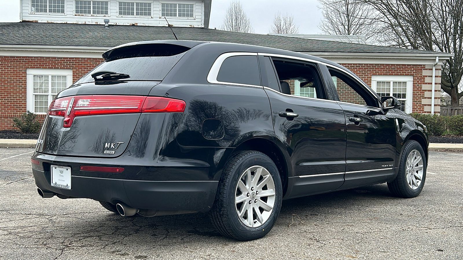 2018 Lincoln MKT Livery image 9