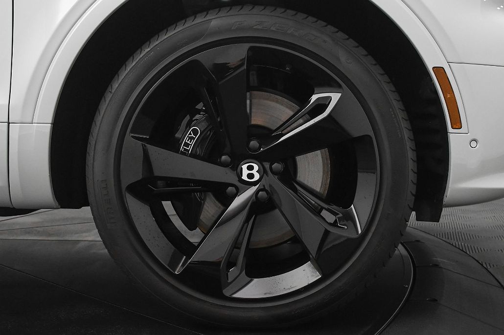 2023 Bentley Bentayga Azure image 5