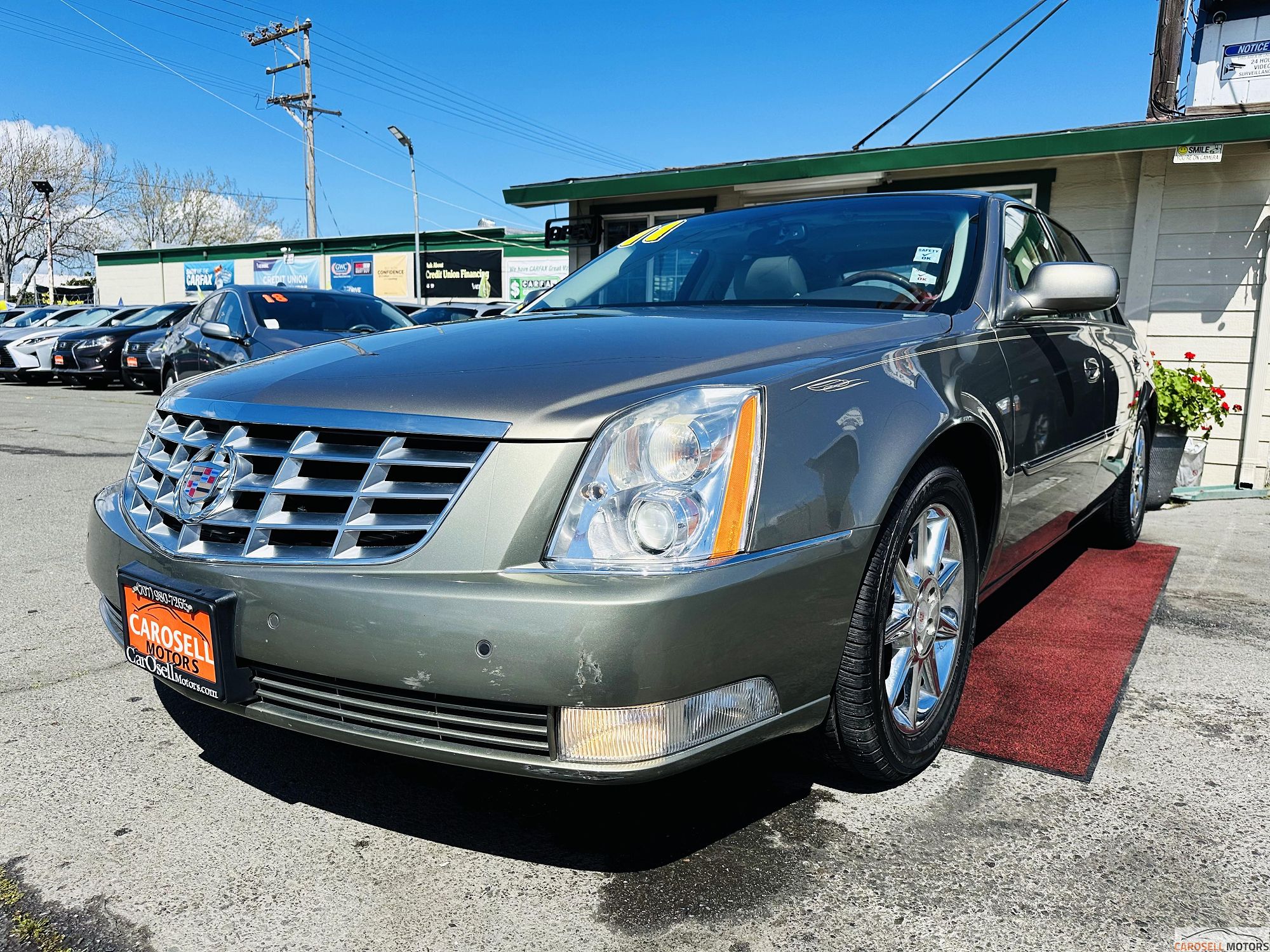 2011 Cadillac DTS Luxury image 1