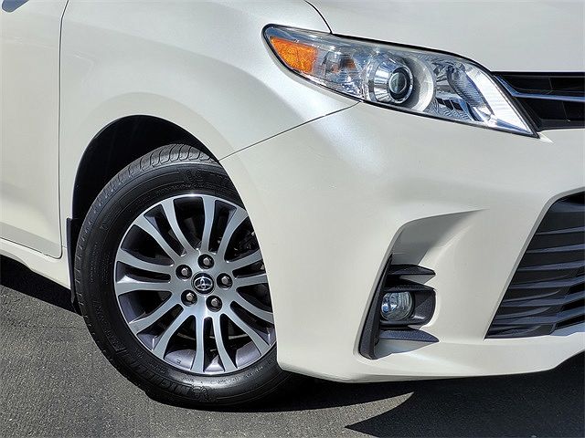 2020 Toyota Sienna XLE image 2