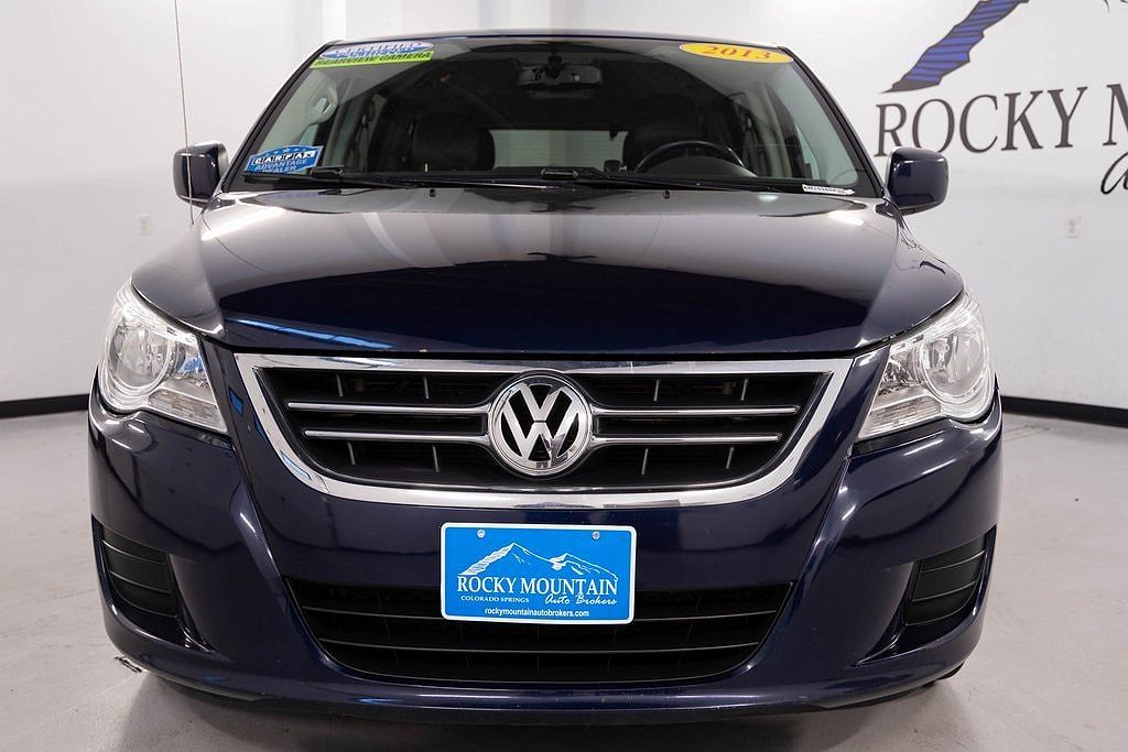 2013 Volkswagen Routan SE image 1