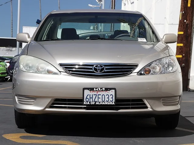 2005 Toyota Camry LE image 1