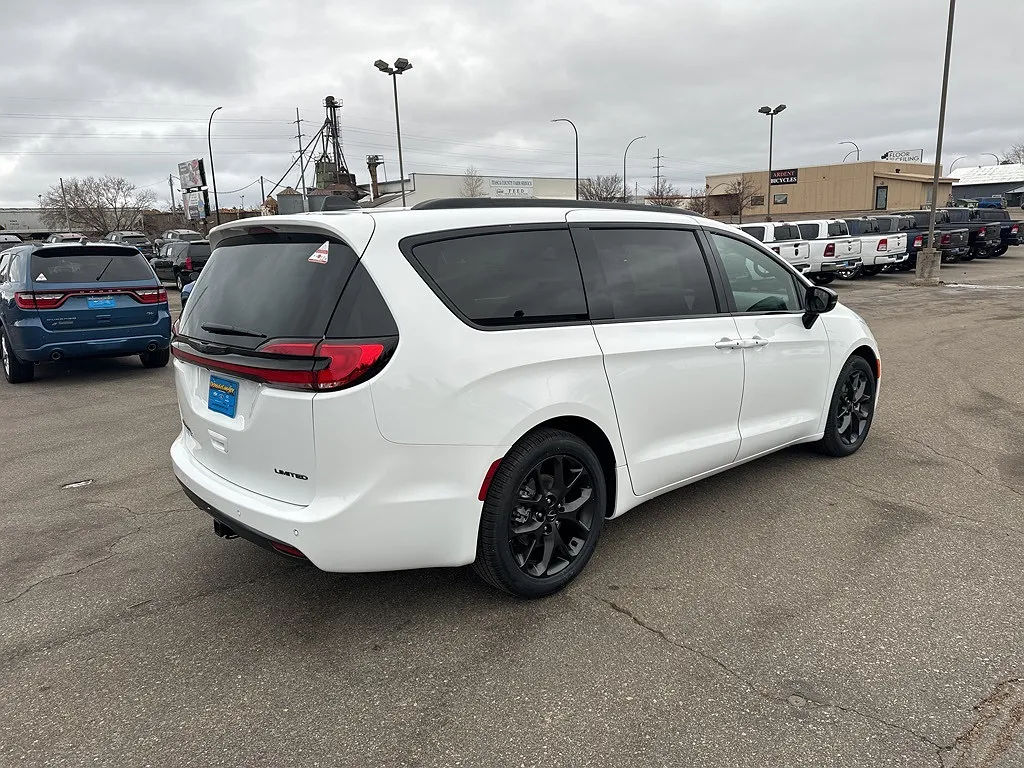 2024 Chrysler Pacifica Limited image 2