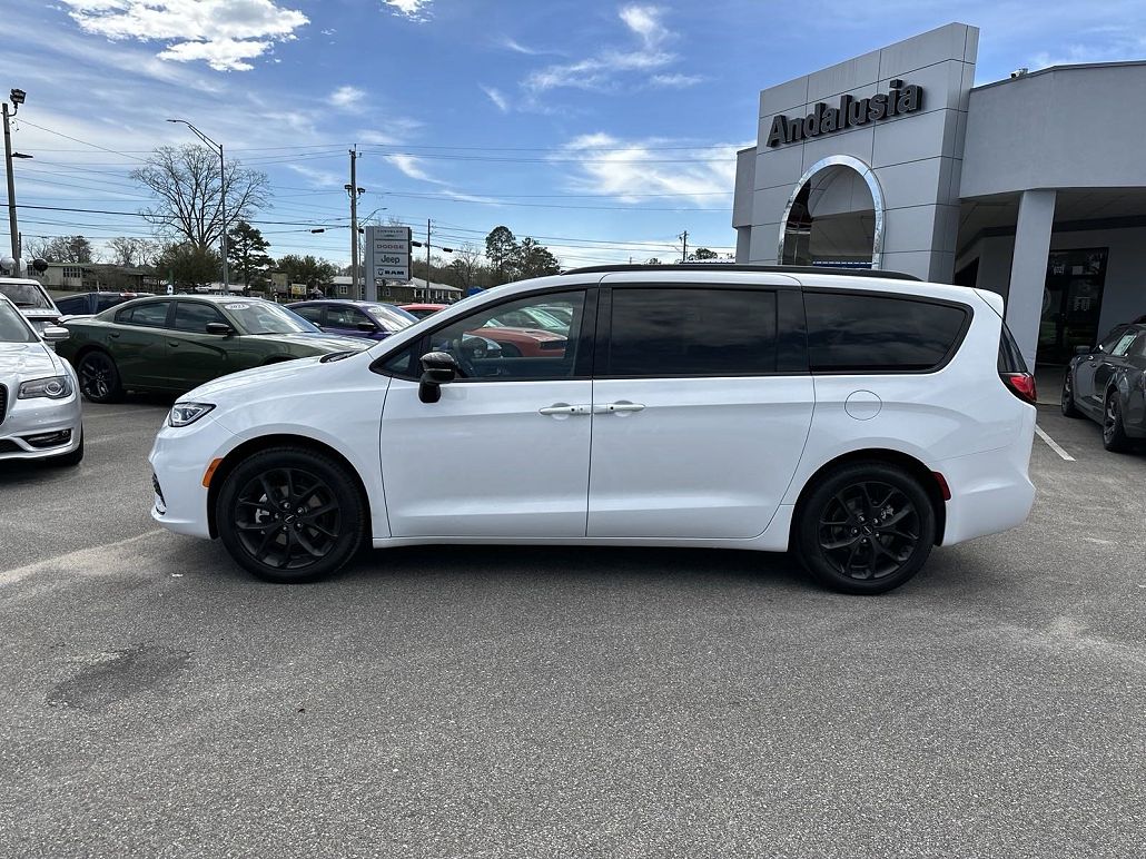 2024 Chrysler Pacifica Touring-L image 3