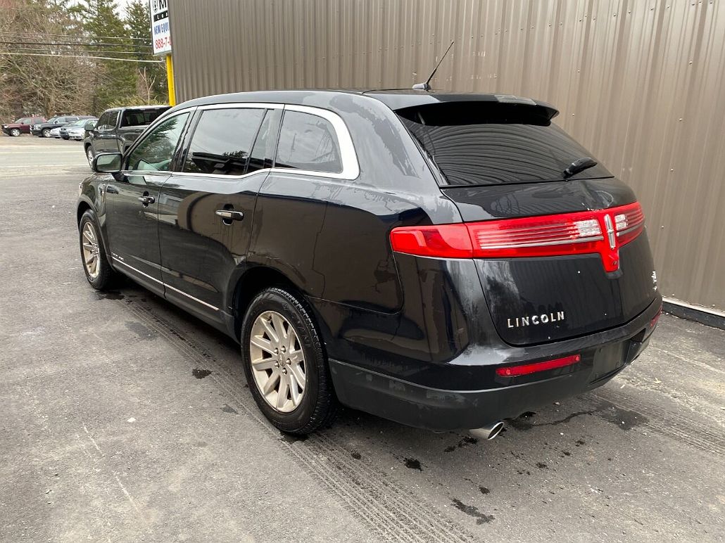 2016 Lincoln MKT Livery image 1