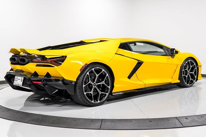 2024 Lamborghini Revuelto