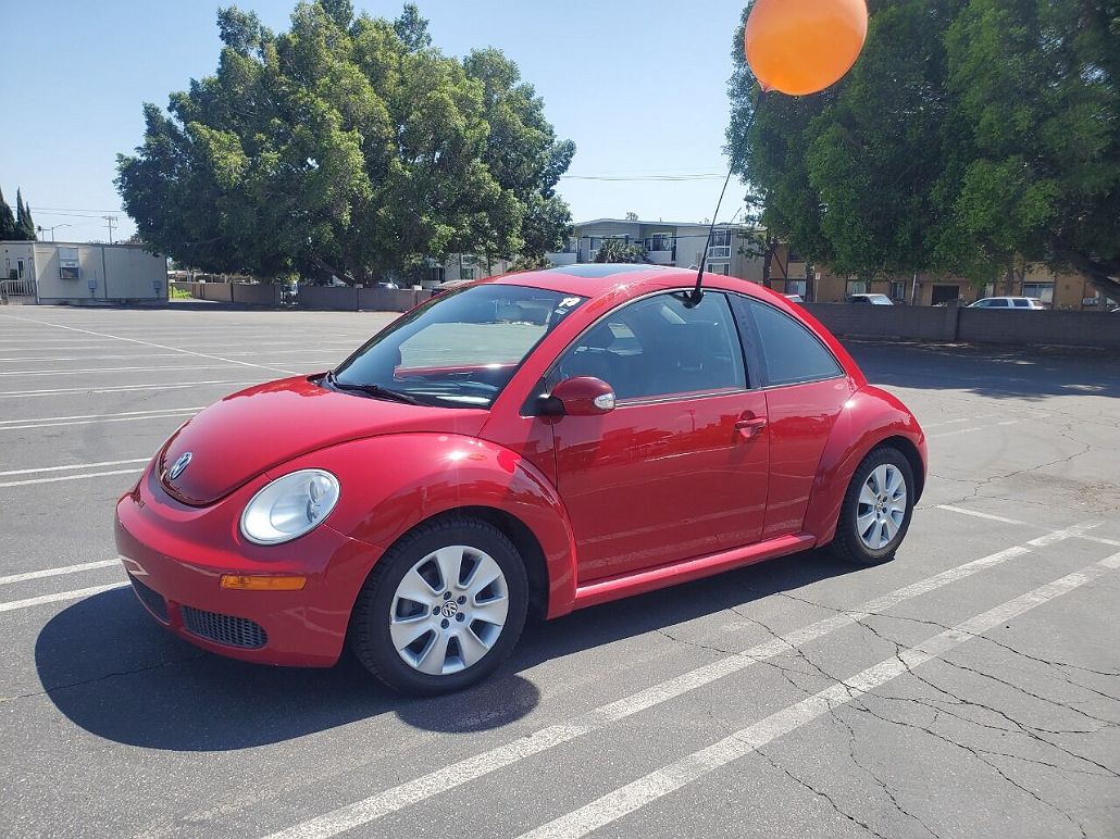 2010 Volkswagen New Beetle null image 0