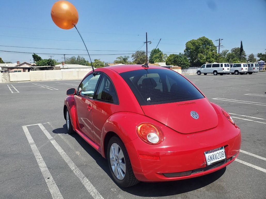 2010 Volkswagen New Beetle null image 2