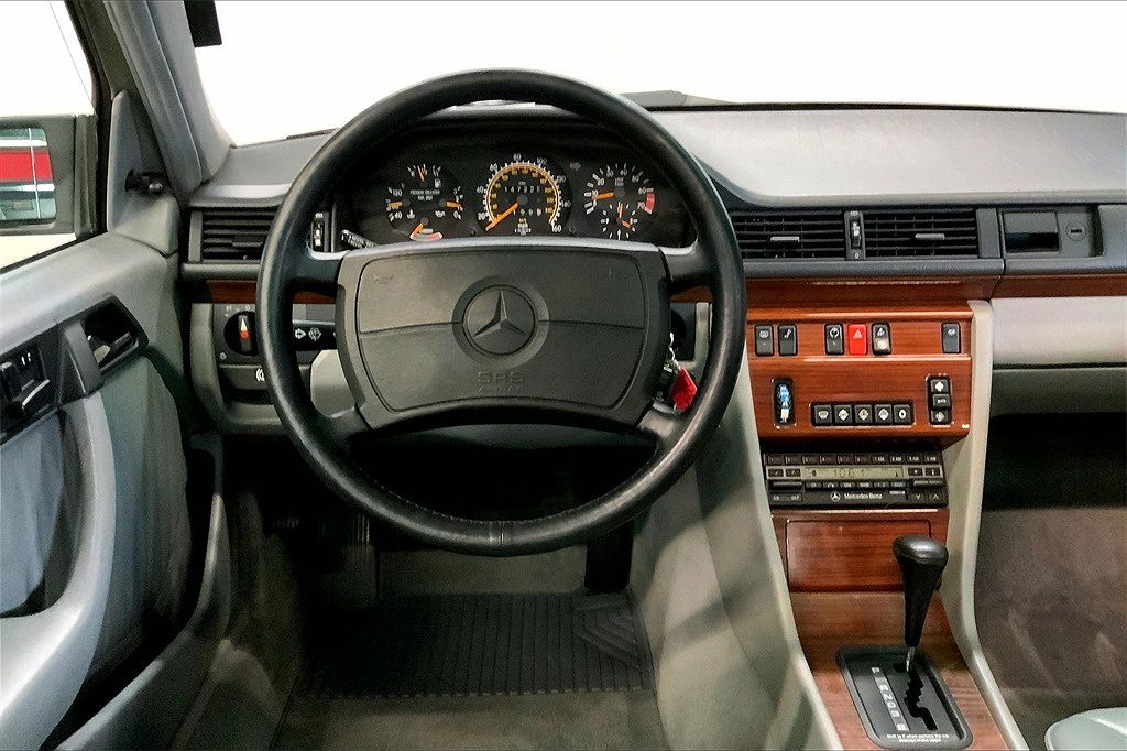 1990 Mercedes-Benz 300 E image 3
