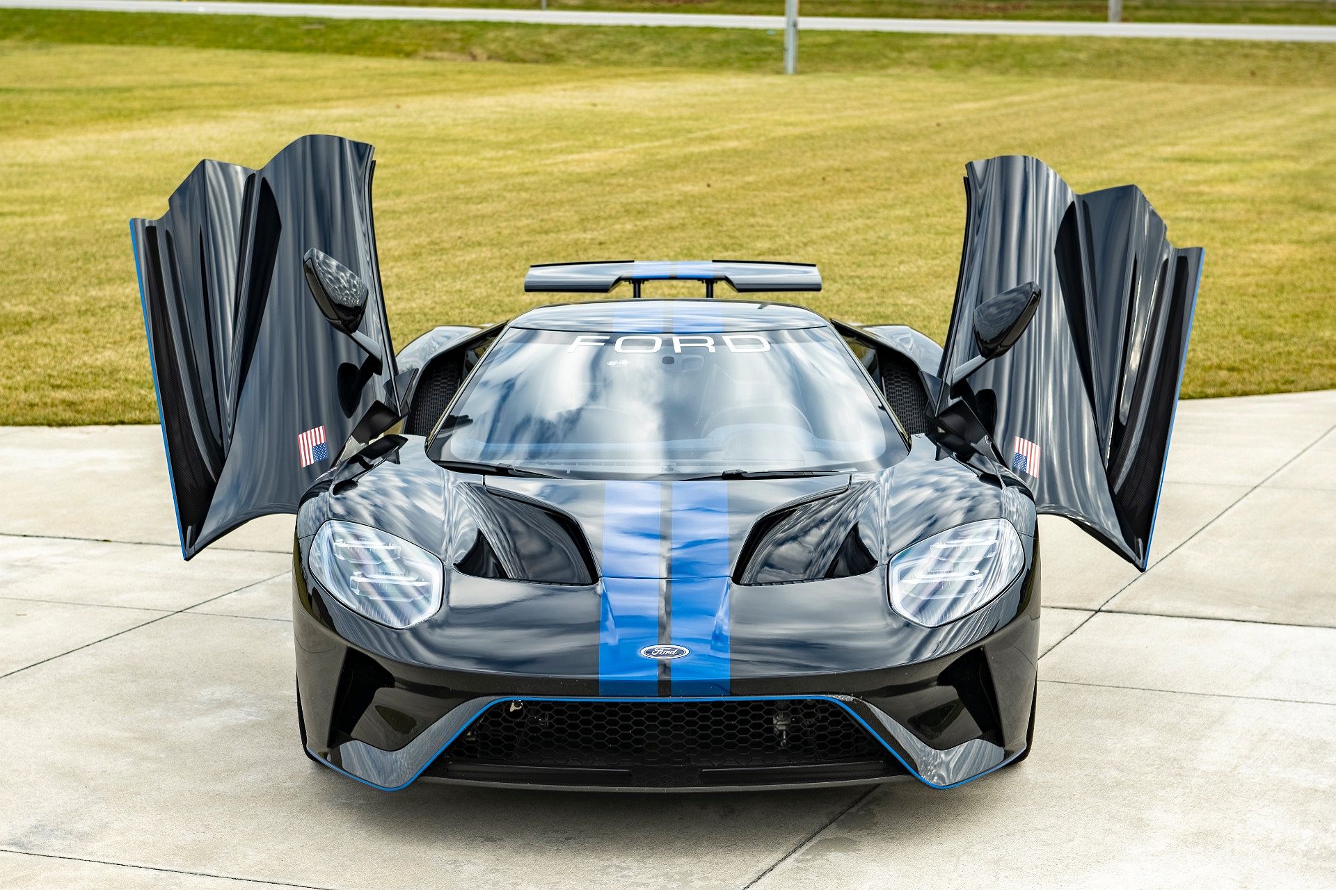 2019 Ford GT null image 16
