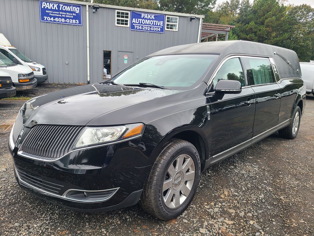 2016 Lincoln MKT Hearse image 0