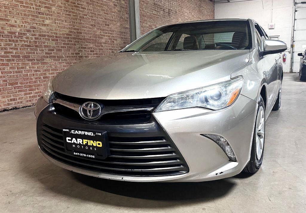 2015 Toyota Camry LE image 1