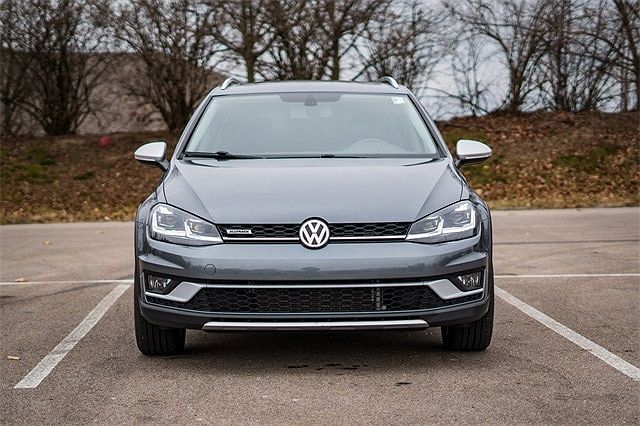 2018 Volkswagen Golf SE image 1