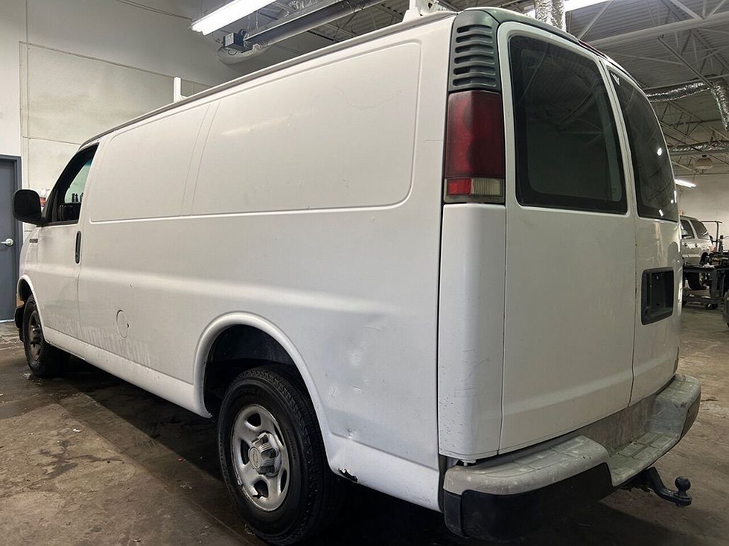 2002 Chevrolet Express 2500 image 2
