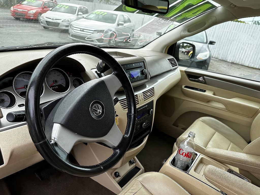 2009 Volkswagen Routan SEL image 7