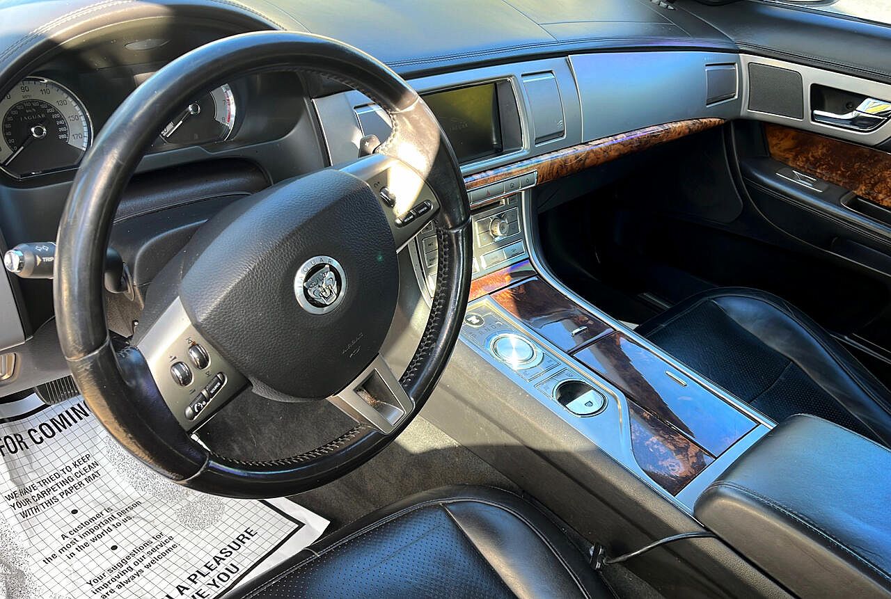 2010 Jaguar XF Premium image 6