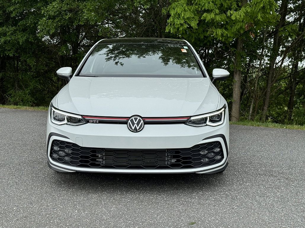2023 Volkswagen Golf SE image 1