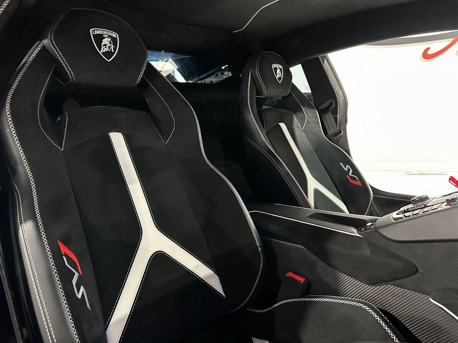 2019 Lamborghini Aventador SVJ image 17