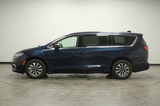 2023 Chrysler Pacifica Touring-L image 3