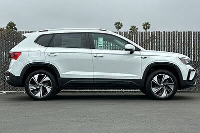 2024 Volkswagen Taos SE image 3