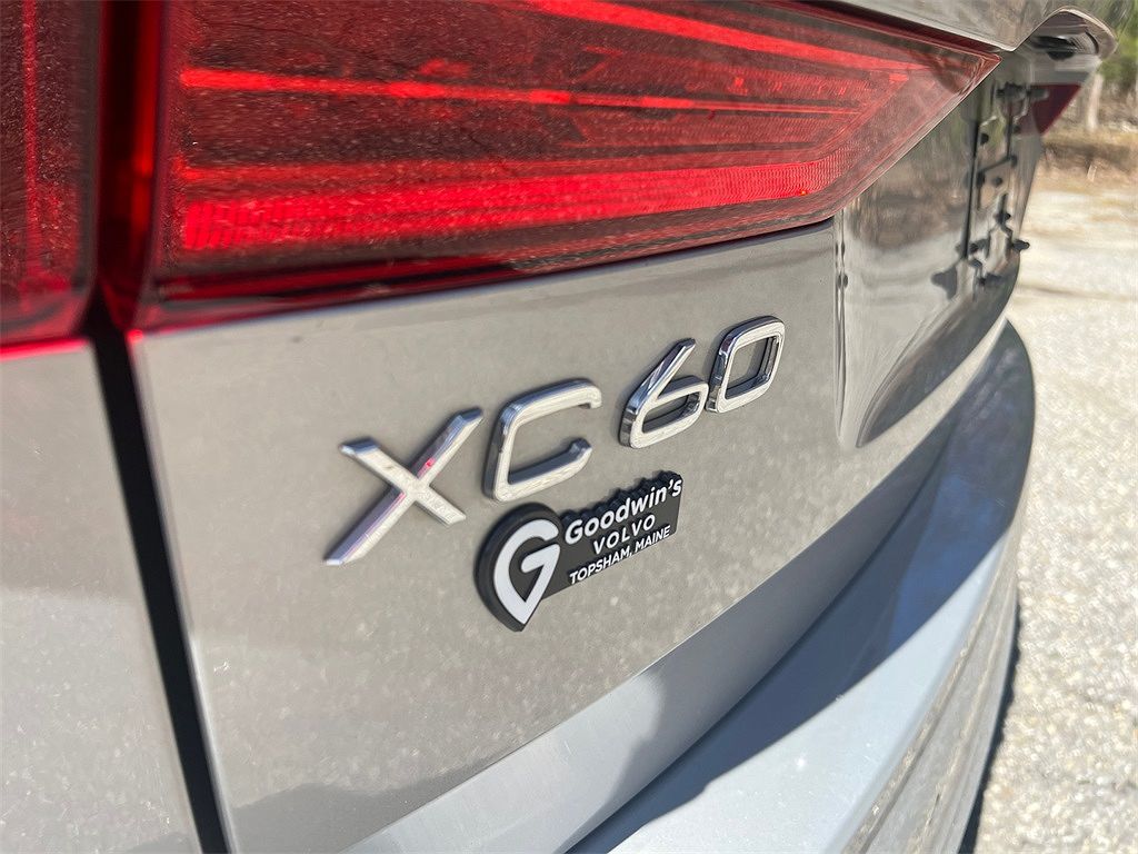 2022 Volvo XC60 B5 Momentum image 4