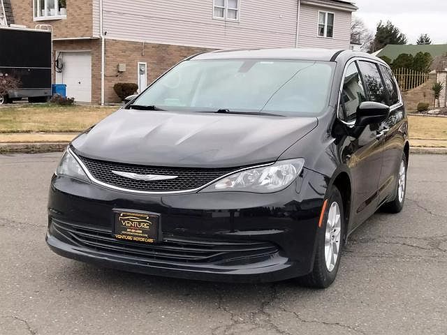 2017 Chrysler Pacifica Touring image 0