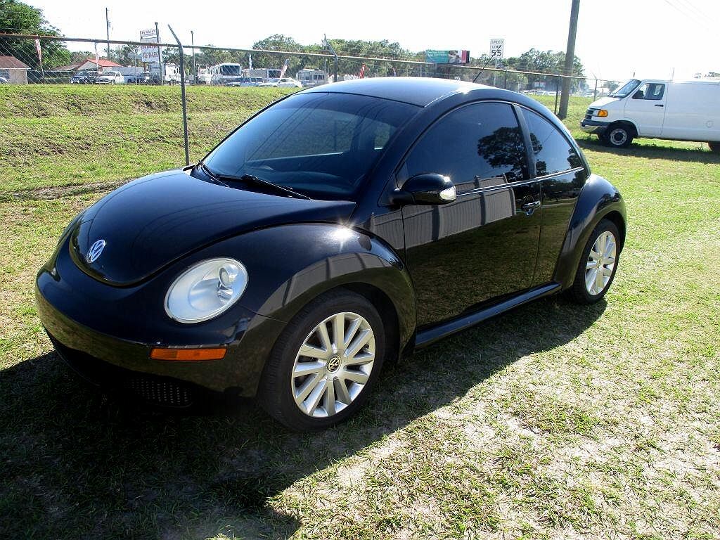2010 Volkswagen New Beetle null image 1