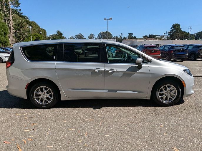 2023 Chrysler Voyager