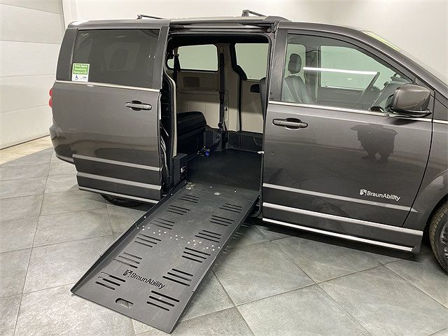 2019 Dodge Grand Caravan SXT image 1