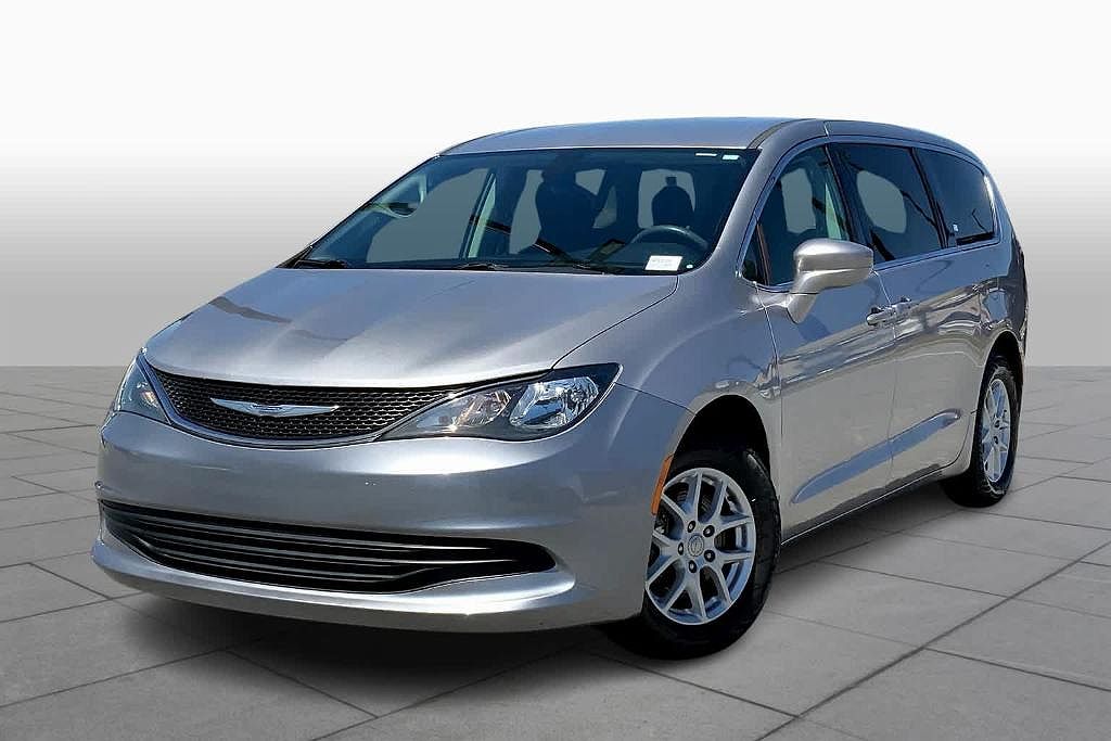 2017 Chrysler Pacifica Touring image 0