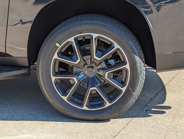 2024 Chevrolet Suburban RST image 5