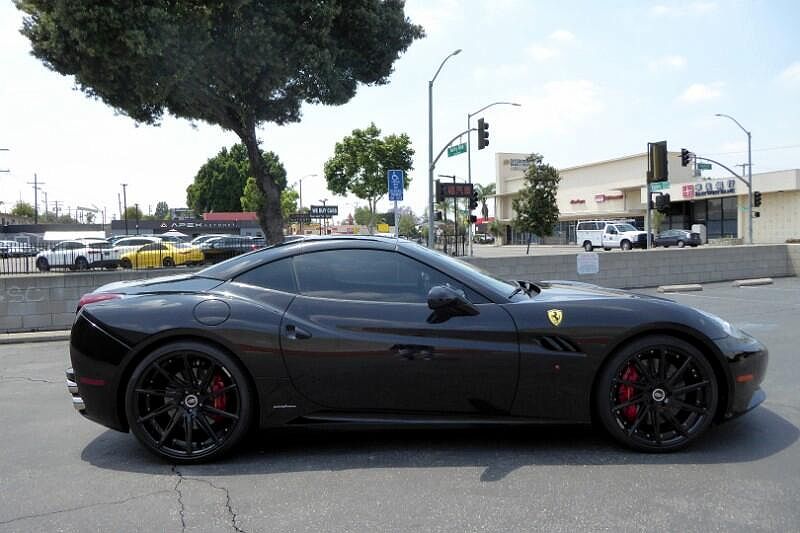 2010 Ferrari California null image 3