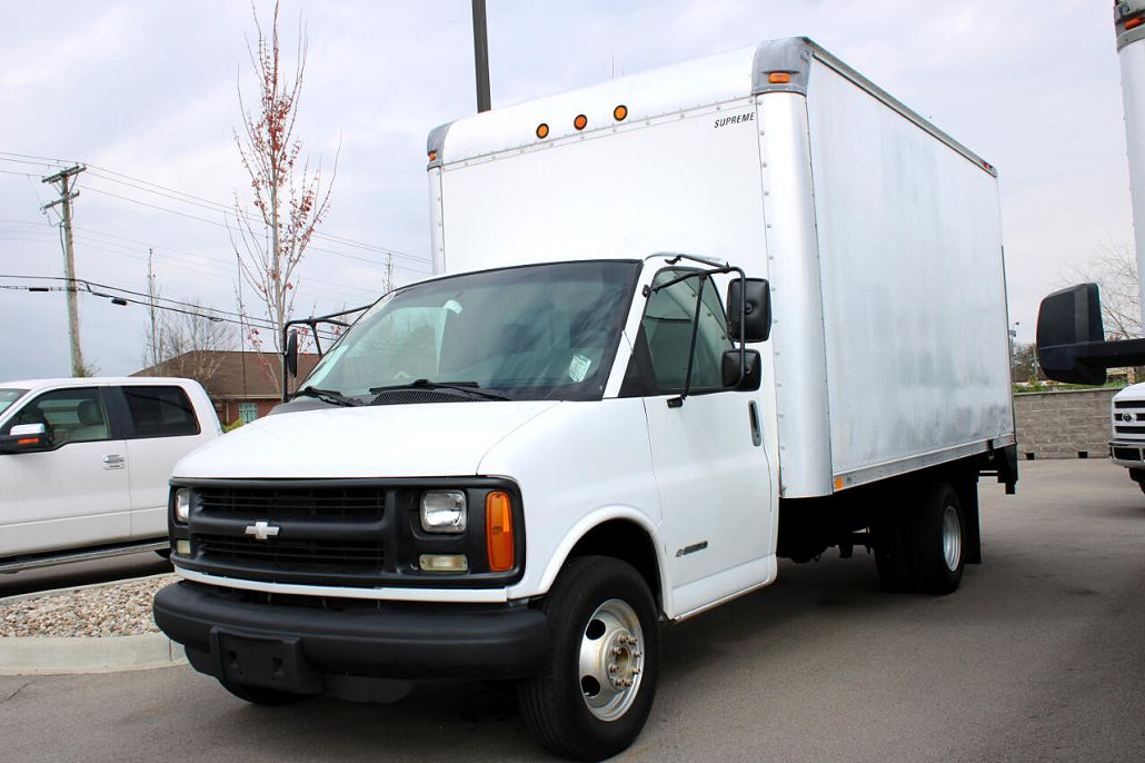 2002 Chevrolet Express 3500 image 2