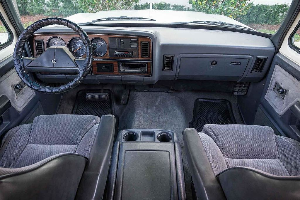 1990 Dodge Ramcharger 150 image 16