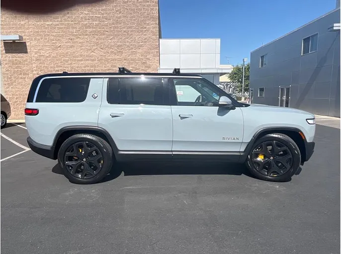 2022 Rivian R1S