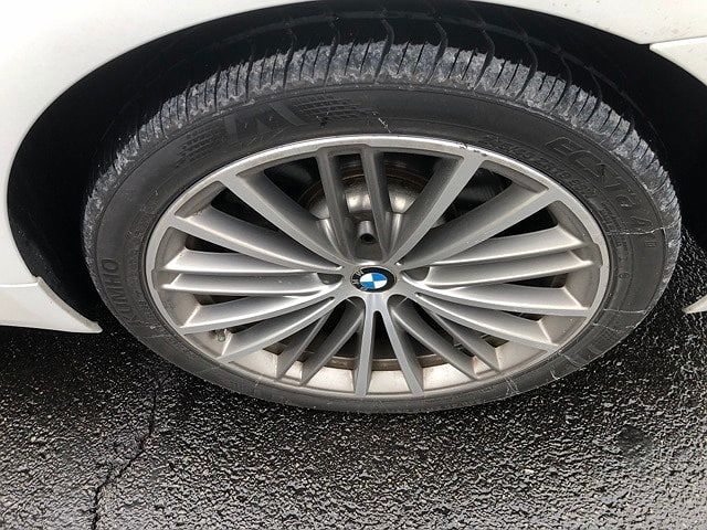 2018 BMW 5 Series 540i image 2