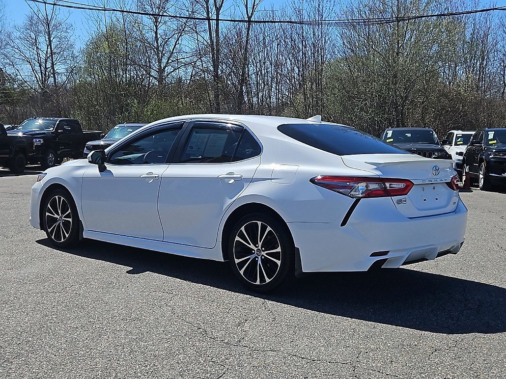2019 Toyota Camry LE image 5
