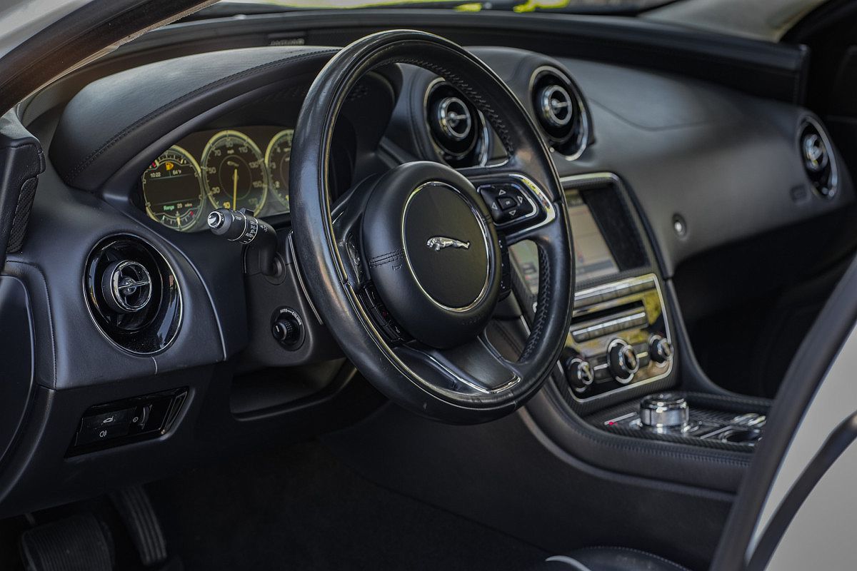 2014 Jaguar XJ Supercharged image 21